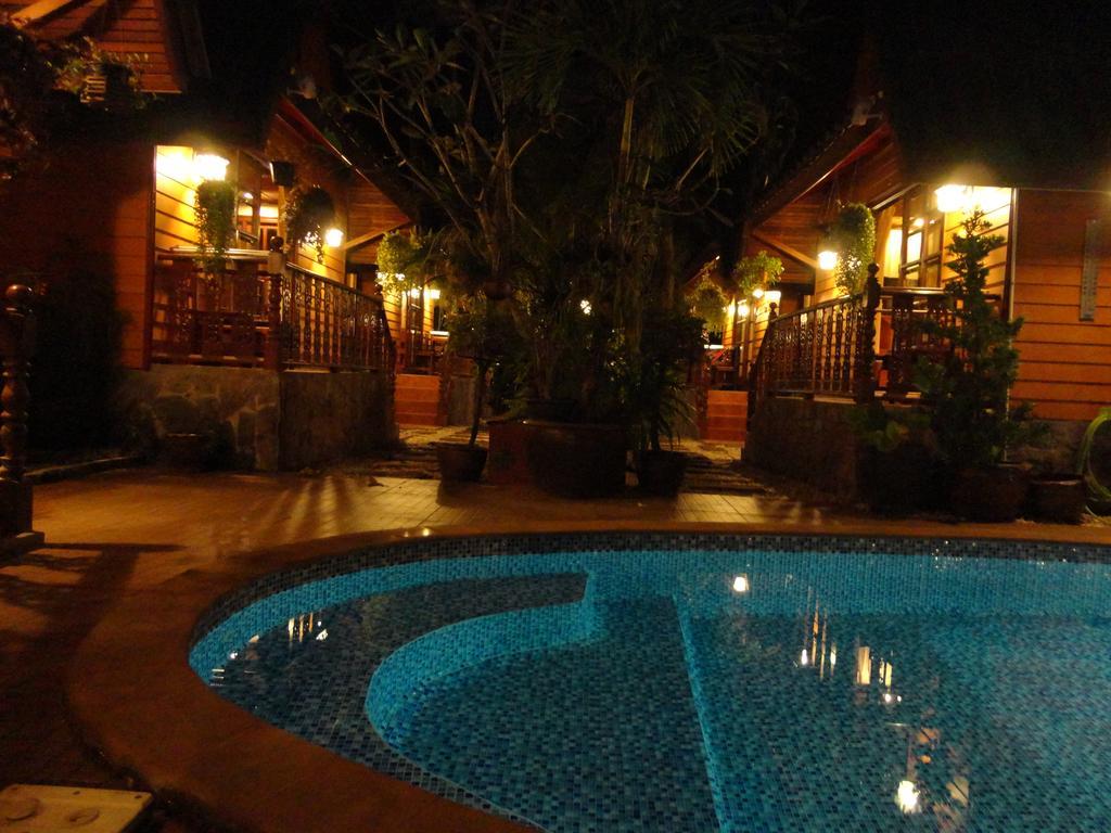 Bungalow Phuket Pantai Kamala Bagian luar foto