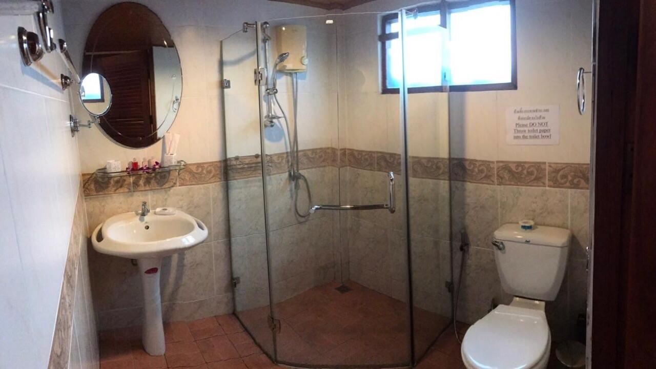Bungalow Phuket Pantai Kamala Bagian luar foto