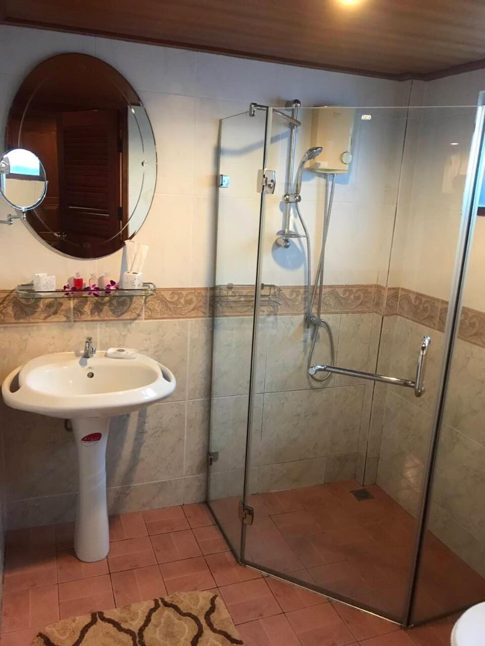 Bungalow Phuket Pantai Kamala Bagian luar foto