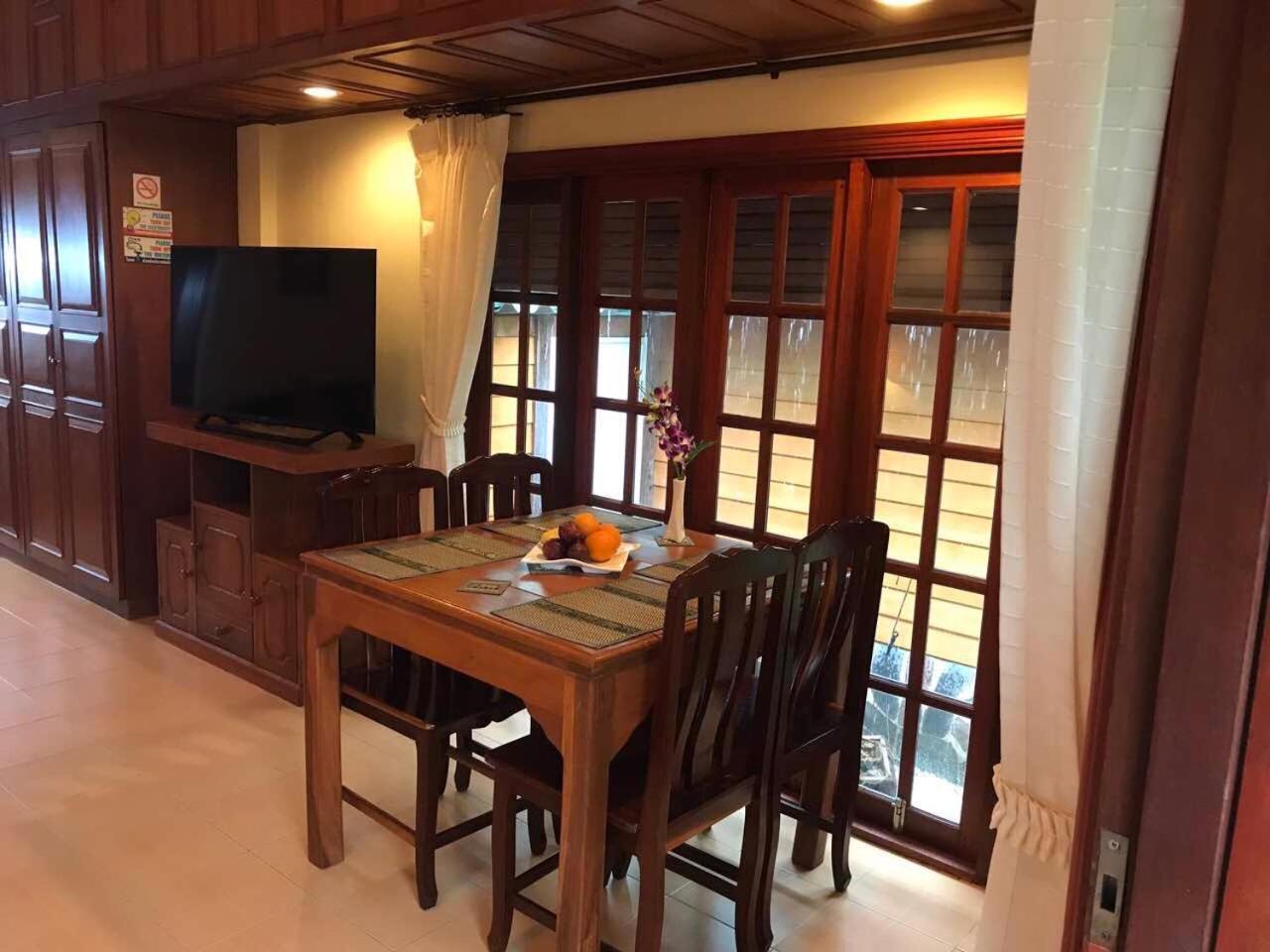 Bungalow Phuket Pantai Kamala Bagian luar foto